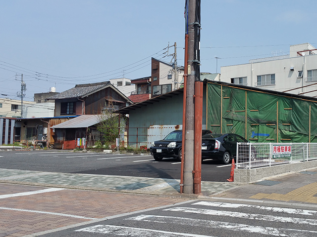 駐車場・白い柵の駐車場